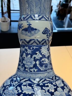 A large Chinese blue and white vase with dragons, peonies and antiquities, Johanneum mark, ex-collection of August the Strong, Kangxi — photo 7