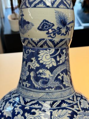 A large Chinese blue and white vase with dragons, peonies and antiquities, Johanneum mark, ex-collection of August the Strong, Kangxi — photo 8