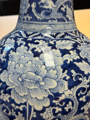 A large Chinese blue and white vase with dragons, peonies and antiquities, Johanneum mark, ex-collection of August the Strong, Kangxi — photo 9