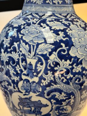 A large Chinese blue and white vase with dragons, peonies and antiquities, Johanneum mark, ex-collection of August the Strong, Kangxi — photo 10