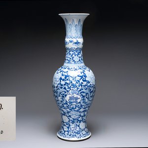 A large Chinese blue and white vase with dragons, peonies and antiquities, Johanneum mark, ex-collection of August the Strong, Kangxi — photo 1