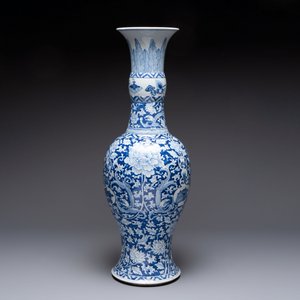 A large Chinese blue and white vase with dragons, peonies and antiquities, Johanneum mark, ex-collection of August the Strong, Kangxi — photo 2