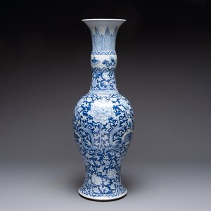 A large Chinese blue and white vase with dragons, peonies and antiquities, Johanneum mark, ex-collection of August the Strong, Kangxi — photo 3