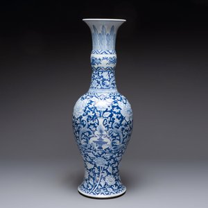 A large Chinese blue and white vase with dragons, peonies and antiquities, Johanneum mark, ex-collection of August the Strong, Kangxi — photo 6