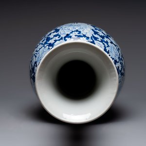 A large Chinese blue and white vase with dragons, peonies and antiquities, Johanneum mark, ex-collection of August the Strong, Kangxi — photo 9