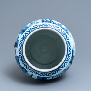 A large Chinese blue and white vase with figurative design, Transitional period — 照片 5