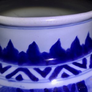 A large Chinese blue and white vase with figurative design, Transitional period — 照片 7