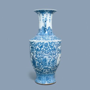 A large Chinese blue and white vase with figurative medallions, 20th C. — 照片 2