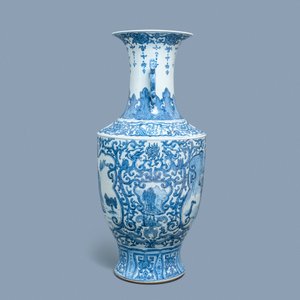 A large Chinese blue and white vase with figurative medallions, 20th C. — 照片 4