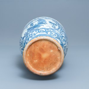 A large Chinese blue and white vase with figurative medallions, 20th C. — 照片 6