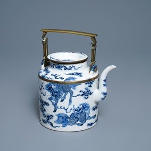 A large Chinese blue and white Vietnamese market 'Bleu de Hue' teapot with qilins, 19th C. — photo 1