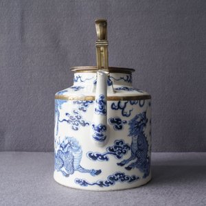 A large Chinese blue and white Vietnamese market 'Bleu de Hue' teapot with qilins, 19th C. — photo 11