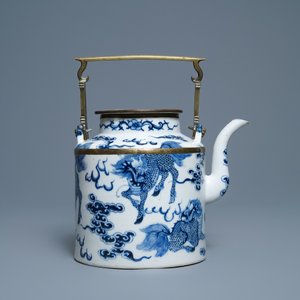 A large Chinese blue and white Vietnamese market 'Bleu de Hue' teapot with qilins, 19th C. — photo 2