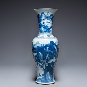 A large Chinese blue and white 'yenyen' vase with figures in a mountainous landscape, Kangxi — photo 1