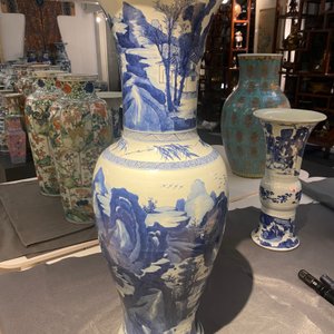 A large Chinese blue and white 'yenyen' vase with figures in a mountainous landscape, Kangxi — photo 11