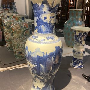 A large Chinese blue and white 'yenyen' vase with figures in a mountainous landscape, Kangxi — photo 14
