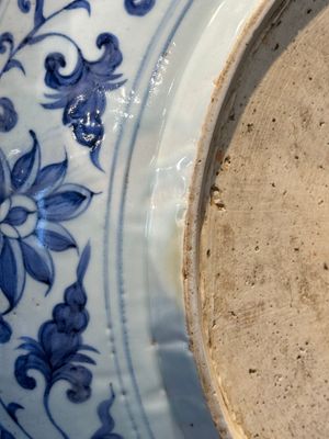 A large Chinese blue and white Yuan-style 'dragon' dish, probably 19th C. — photo 15
