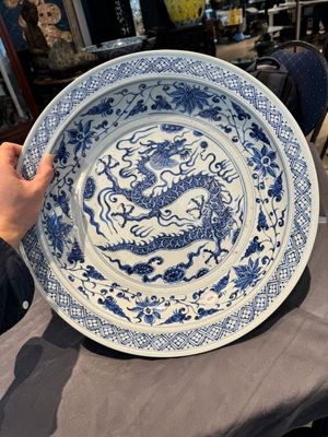 A large Chinese blue and white Yuan-style 'dragon' dish, probably 19th C. — photo 23