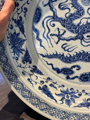 A large Chinese blue and white Yuan-style 'dragon' dish, probably 19th C. — photo 25