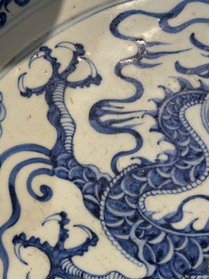 A large Chinese blue and white Yuan-style 'dragon' dish, probably 19th C. — photo 30