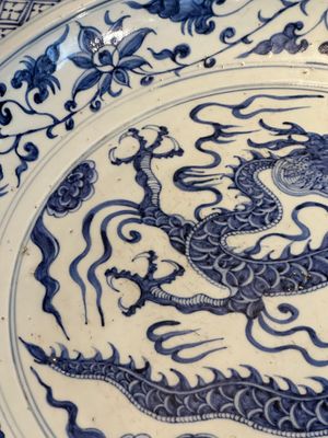 A large Chinese blue and white Yuan-style 'dragon' dish, probably 19th C. — photo 3