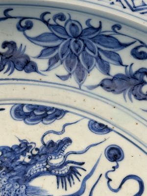 A large Chinese blue and white Yuan-style 'dragon' dish, probably 19th C. — photo 31