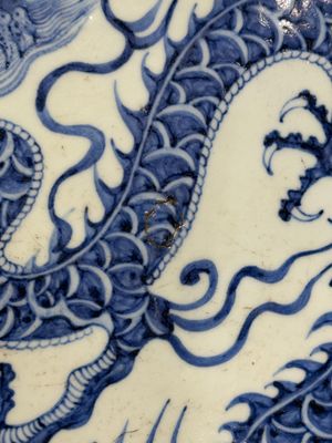 A large Chinese blue and white Yuan-style 'dragon' dish, probably 19th C. — photo 33