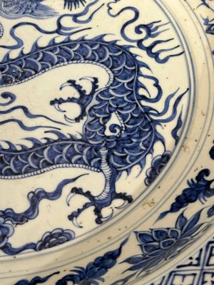 A large Chinese blue and white Yuan-style 'dragon' dish, probably 19th C. — photo 4
