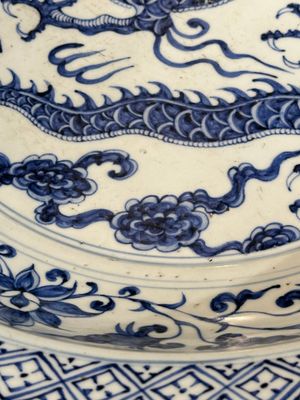 A large Chinese blue and white Yuan-style 'dragon' dish, probably 19th C. — photo 5