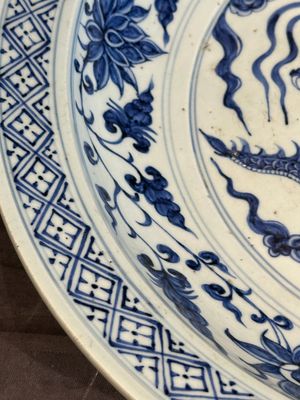 A large Chinese blue and white Yuan-style 'dragon' dish, probably 19th C. — photo 6
