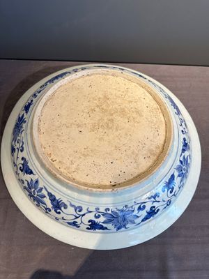 A large Chinese blue and white Yuan-style 'dragon' dish, probably 19th C. — photo 7