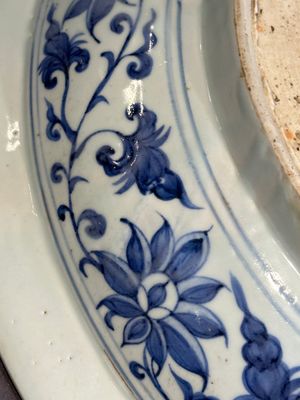 A large Chinese blue and white Yuan-style 'dragon' dish, probably 19th C. — photo 8