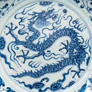 A large Chinese blue and white Yuan-style 'dragon' dish, probably 19th C. — photo 2