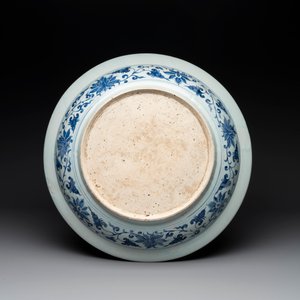 A large Chinese blue and white Yuan-style 'dragon' dish, probably 19th C. — photo 3