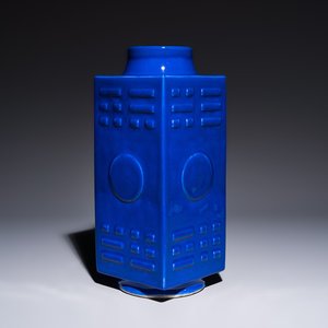 A large Chinese blue-glazed 'Cong' vase with trigrams, 19th C. — photo 1