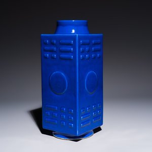 A large Chinese blue-glazed 'Cong' vase with trigrams, 19th C. — photo 3