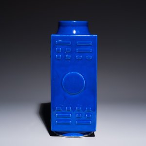 A large Chinese blue-glazed 'Cong' vase with trigrams, 19th C. — photo 4