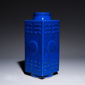 A large Chinese blue-glazed 'Cong' vase with trigrams, 19th C. — photo 5