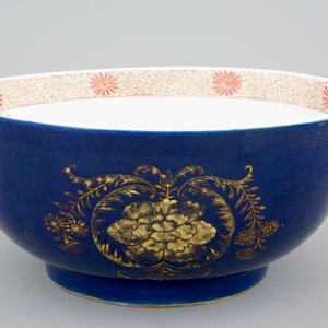 A large Chinese blue ground bowl with gilt decorations, 18th C. — 照片 1