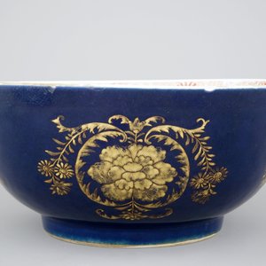 A large Chinese blue ground bowl with gilt decorations, 18th C. — 照片 5