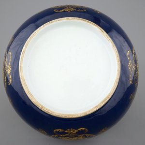 A large Chinese blue ground bowl with gilt decorations, 18th C. — 照片 7