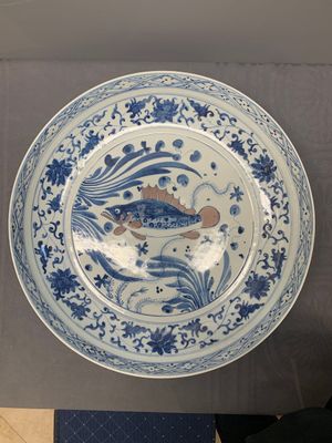 A large Chinese blue, white and copper-red 'carp' dish, 19/20th C. — photo 1