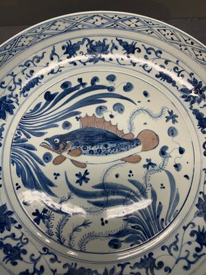 A large Chinese blue, white and copper-red 'carp' dish, 19/20th C. — photo 2