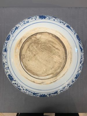A large Chinese blue, white and copper-red 'carp' dish, 19/20th C. — photo 3