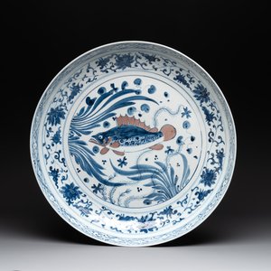 A large Chinese blue, white and copper-red 'carp' dish, 19/20th C. — photo 1
