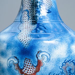 A large Chinese blue, white and copper red 'dragon' vase, Jiaqing — photo 15