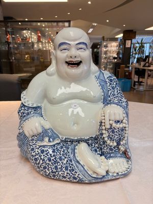 A large Chinese blue, white and copper-red Milefo Buddha, Zhu Mao Ji 朱茂記造 mark, 20th C. — photo 1