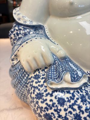 A large Chinese blue, white and copper-red Milefo Buddha, Zhu Mao Ji 朱茂記造 mark, 20th C. — photo 11