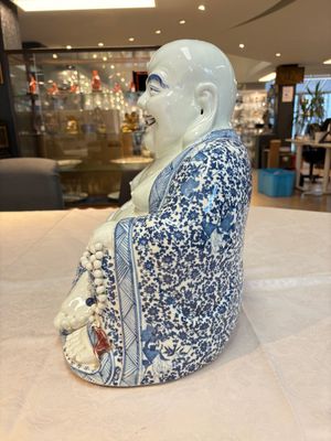 A large Chinese blue, white and copper-red Milefo Buddha, Zhu Mao Ji 朱茂記造 mark, 20th C. — photo 2