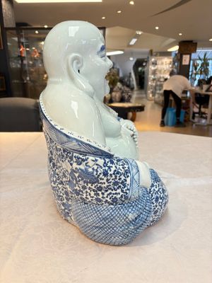 A large Chinese blue, white and copper-red Milefo Buddha, Zhu Mao Ji 朱茂記造 mark, 20th C. — photo 4